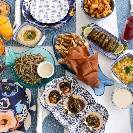 أطباق بحرية معدة بحب بجوار الشاطئ 