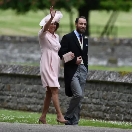 جيمس ميدلتون ووالدته كارول ميدلتون (James Middleton with his mother Carole Middleton). مصدر الصورة: Justin TALLIS / POOL / AFP