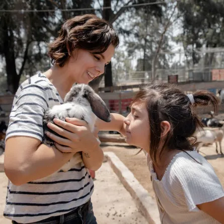 صورة أم وابنتها في حديقة الحيوان