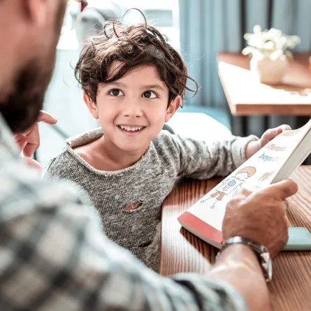 صورة لطفل يتفهم من أبيه