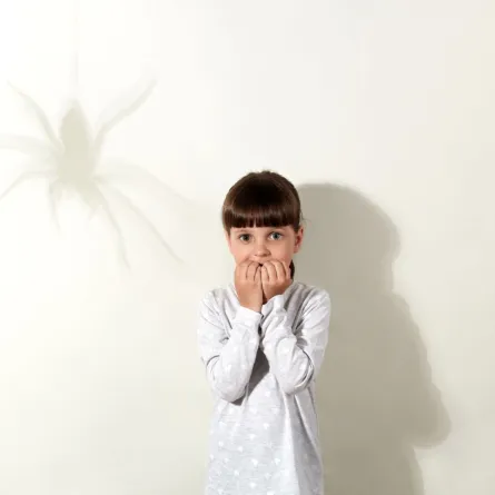 صورة طفلة خائفة