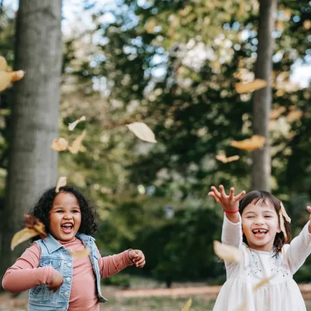 صورة لطفلتين سعيدتين باللعب معاً