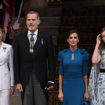 من اليسار الأميرة ليونور، الملك فيليب، الملكة ليتيزيا والأميرة صوفيا (Princess Leonor with King Felipe, Queen Letizia and Princess Sofia). مصدر الصورة: Pierre-Philippe MARCOU / AFP