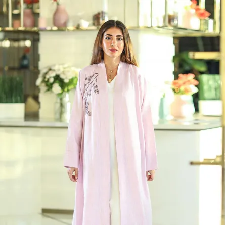  عباية باللون الوردي الفاتح منkaline abaya - الصورة من صفحة العلامة على انستغرام