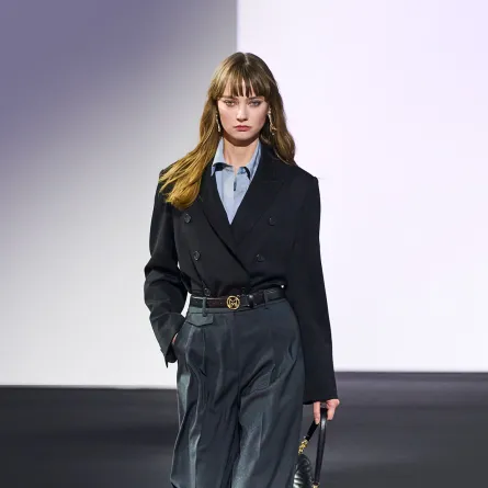 تنسيق السروال القماش من ميتروسيتي Metrocity (الصورة من موقع Launchmetrics/Spotlight ©)