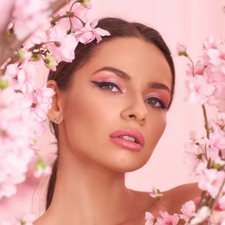 رسمات مكياج زهري عصرية ورائجة لمناسبة شهر أكتوبر الوردي - الصورة من Shutterstock 