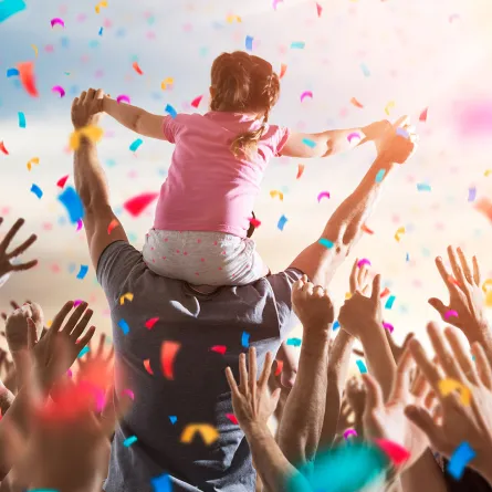 طرق لتجنب فقدان طفلك في زحام موسم الرياض 2023 - الصورة من Shutterstock 