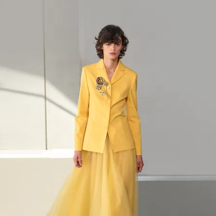  تنورة طويلة بليسيه من كارولينا هيريرا Carolina Herrera (الصورة من موقع Launchmetrics/Spotlight ©) 