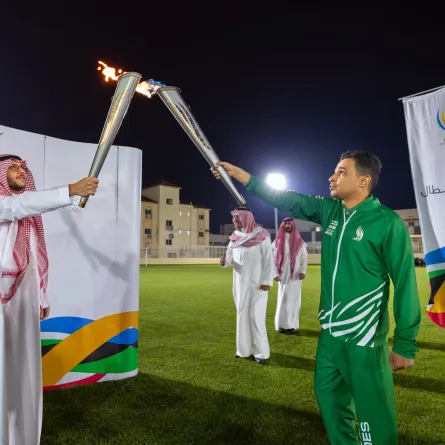 شعلة الألعاب السعودية تجوب المواقع التاريخية والرياضية في الطائف. الصورة من حساب دورة الألعاب السعودية على منصة X