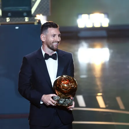 ميسي يتوج بالكرة الذهبية  للمرة الثامنة في تاريخه - الصورة من حساب Ballon d'Or France Football على إكس