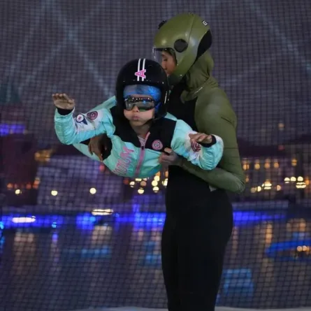 "رزان العجمي" أول سعودية تحصل على رخصة القفز المظلي الحر - الصورة من واس