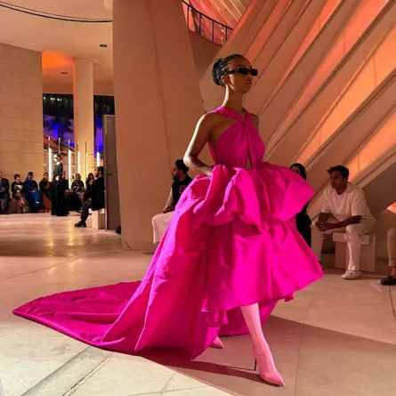 من عرض المصمم يوسف أكبر 