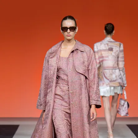 فستان طويل باللون الوردي من لورا بياغيوتي Laura Biagiotti (الصورة من موقع Launchmetrics/Spotlight ©)