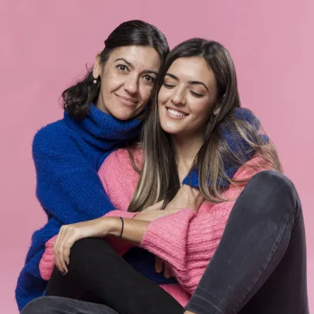 صورة أم وابنتها المراهقة 