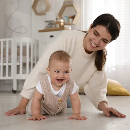 متى يبدأ الطفل بالجلوس والحبو؟ - الصورة من Shutterstock 