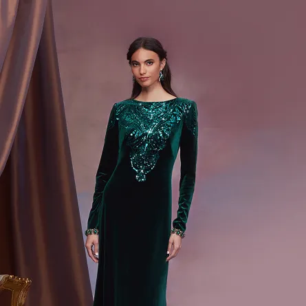 فساتين طويلة بتدرجات اللون الأخضر من تاداشي شوجي «Tadashi Shoji» (الصورة من موقع Launchmetrics/Spotlight ©)