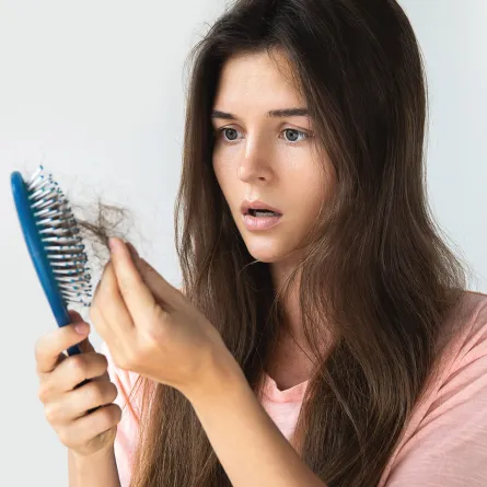 6 علاجات طبيعية لعلاج تساقط الشعر بعد الولادة  - الصورة من شترستك 