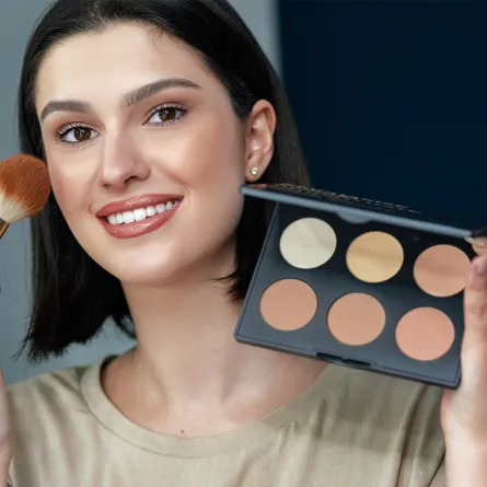 أفضل علب ظلال عيون لخريف 2023 وطريقة تطبيق مكياج عيون خريفي ناعم - الصورة من Shutterstock 