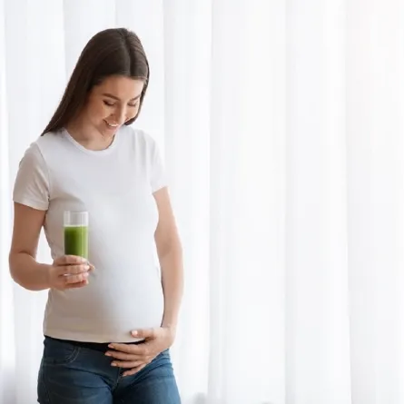 صورة لامرأة حامل تحمل مشروب