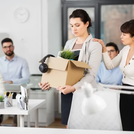 موظفة مفصولة من العمل