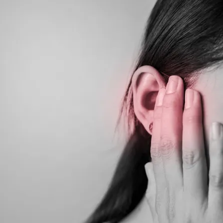 صورة لامرأة تشعر بألم في أذنها