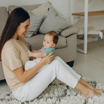 صورة لأم تلعب مع طفلها 