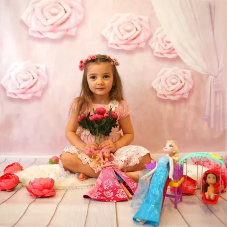 صورة لطفلة في عالم باربي