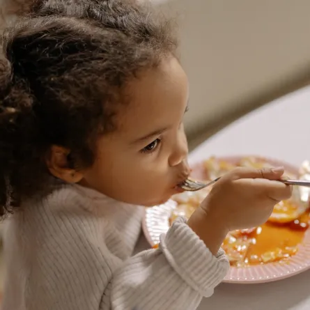 صورة لطفلة تتناول وجبة خفيفة