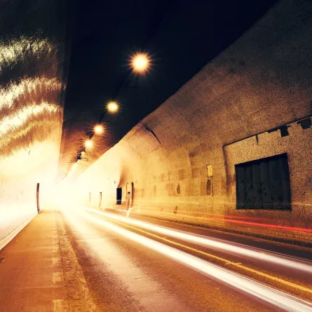 النفق وقيادة السيارة