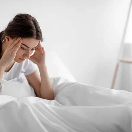 صورة لامرأة تشعر بالصداع