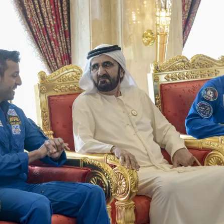 الشيخ محمد بن راشد آل مكتوم وسلطان النيادي وهزاع المنصوري. الصورة من الحساب الرسمي للشيخ محمد على منصة x