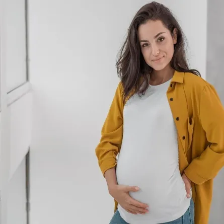 ما الذي يزيد من احتمالات الحمل بتوأم؟ - «المصدر: Freepik»