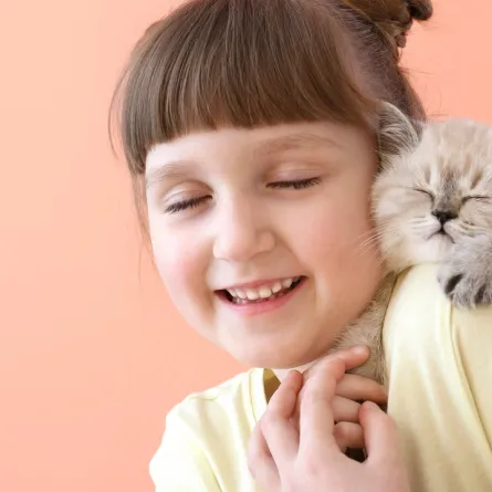 صورة لطفلة وقطة