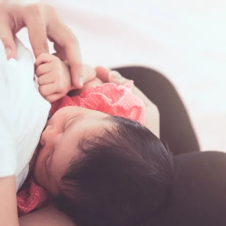 صورة لطفل يرضع