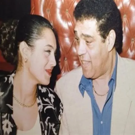 رشا سامي العدل مع والدها الفنان الراحل سامي العدل - الصورة من حسابها الخاص على "فيسبوك"
