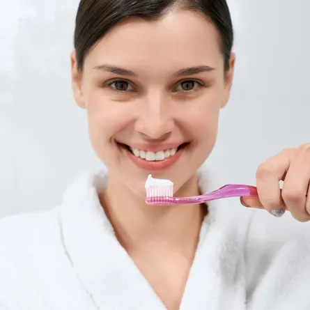 يساعد معجون صودا الخبز في إزالة الترسبات والجير الذي يتكون على الأسنان (المصدر: Freepik)