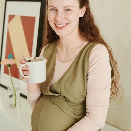 صورة لحامل تتناول شاي البابونج