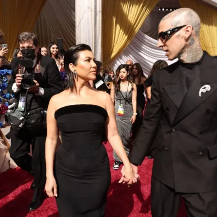 كورتني كارداشيان وترافيس باركر (Kourtney Kardashian and Travis Barker). مصدر الصورة: Emma McIntyre/Getty Images/AFP