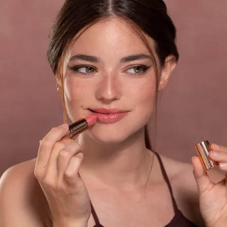 أجمل ألوان أحمر شفاه مشمشي لإطلالة دافئة وناعمة في شتاء 2024