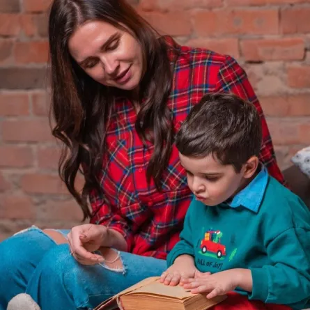 صورة أم تقرأ القصص