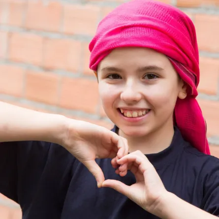 صورة طفلة مصابة بالسرطان