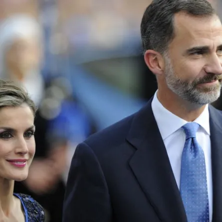 الملك فيليب والملكة ليتيزيا (King Felipe and Queen Letizia).. مصدر الصورة: MIGUEL RIOPA / AFP