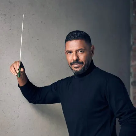 هاني فرحات يقود أوركسترا رسالة سلام من السعودية للعالم