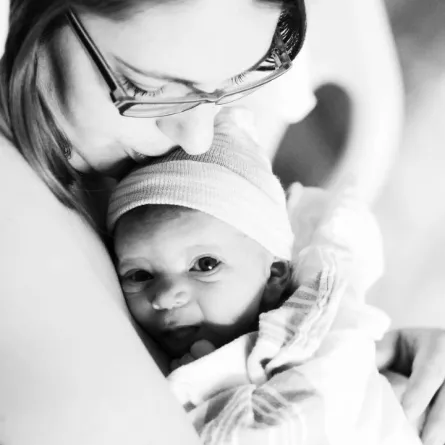 صورة أم مع المولود