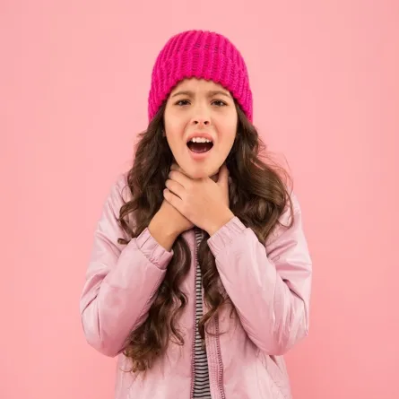 صورة لطفلة تشعر بألم في حلقها