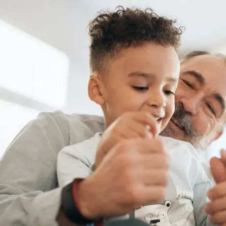 صورة جميلة للجد وحفيده