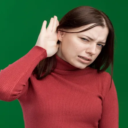 هل يوجد علاج لضعف السمع غير السماعات؟..طبيب يجيب (المصدر: Freepik)