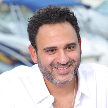 أكرم حسني- الصورة من صفحته الرسمية على إنستغرام 