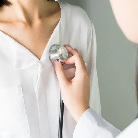 صورة لطبيب يفحص امرأة