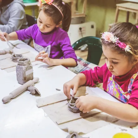 صورة لأطفال يلعبون ويرسمون